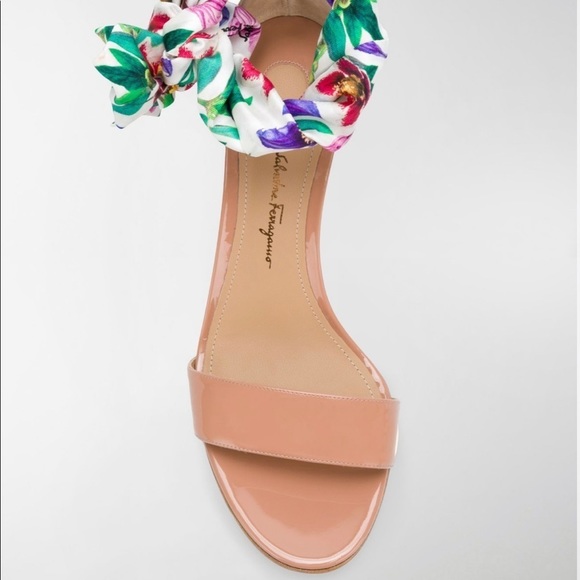 Ferragamo Tursi Bow Bush Patent Sandals - Picture 2 of 9